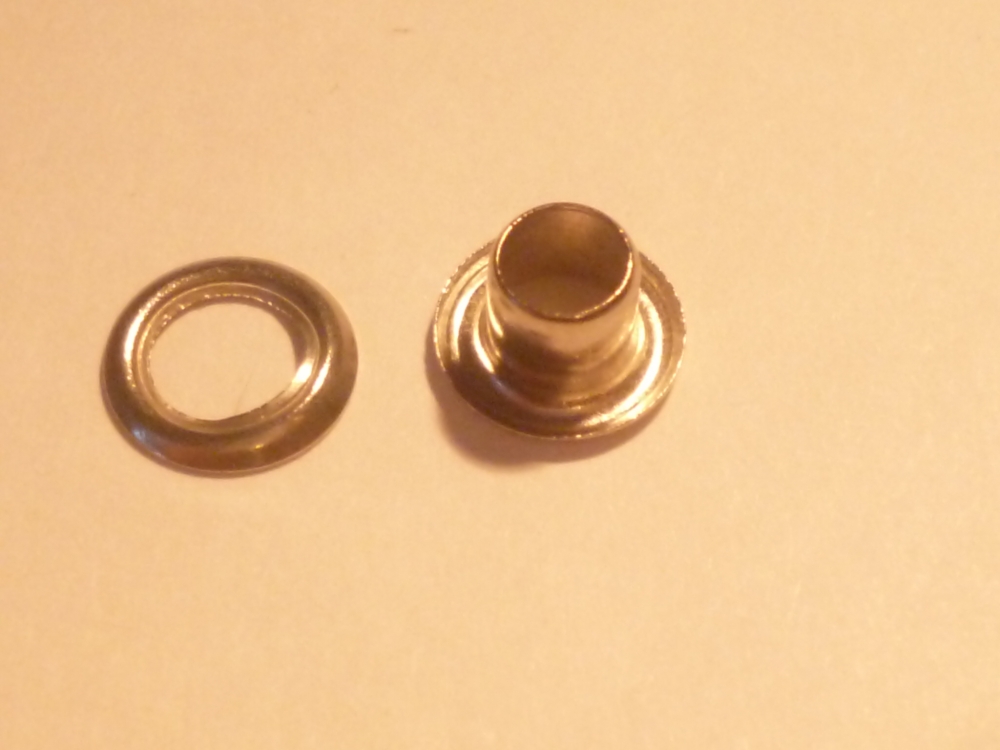 Ringli karika 4 mm réz alapú ezüst vagy black nikkel színű.12 Ft/pár (100pár/cs)