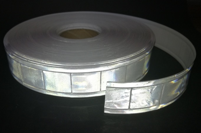 Fényvisszaverő műanyag szalag 25 mm ezüstszürke, vízálló.  240Ft/m (2 métertől)