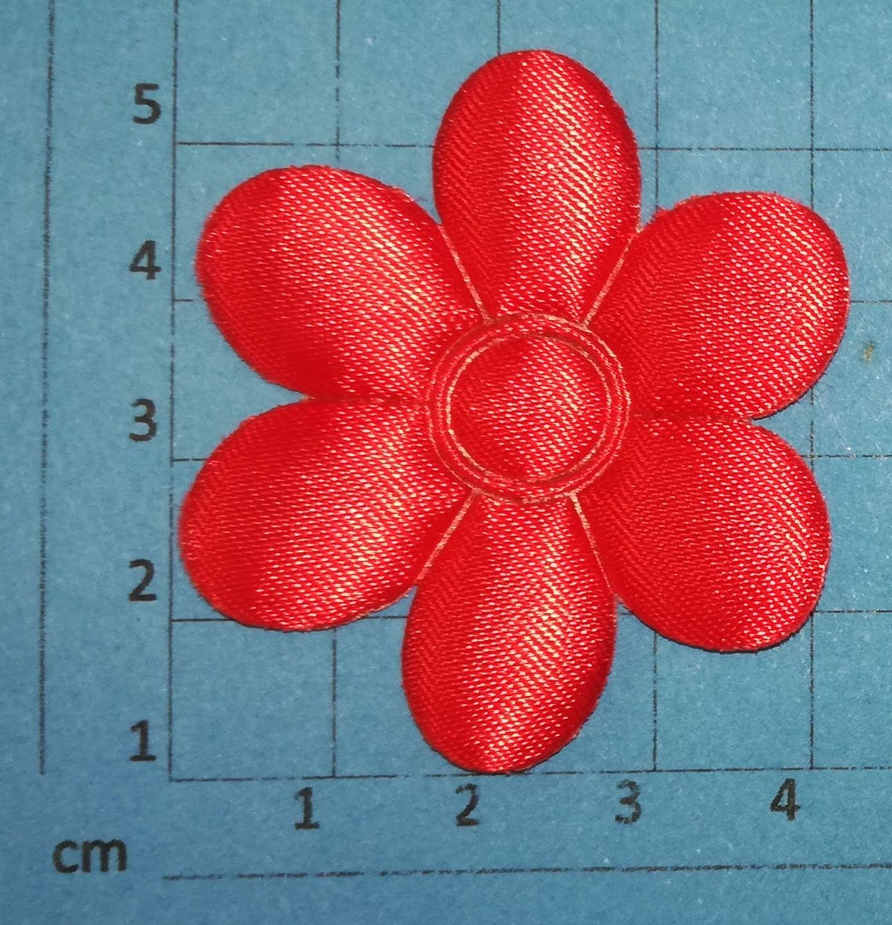 Szatén virág 45 mm piros színben (2D) . 30 Ft/db ( 5 db-tól)