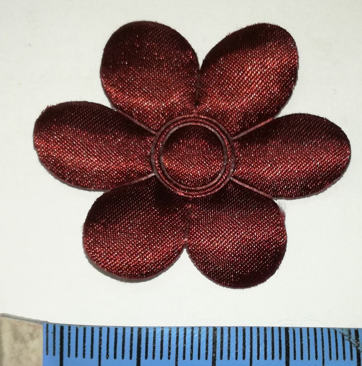 Szatén virág 45 mm bordó színben (2D) . 30 Ft/db ( 5 db-tól)