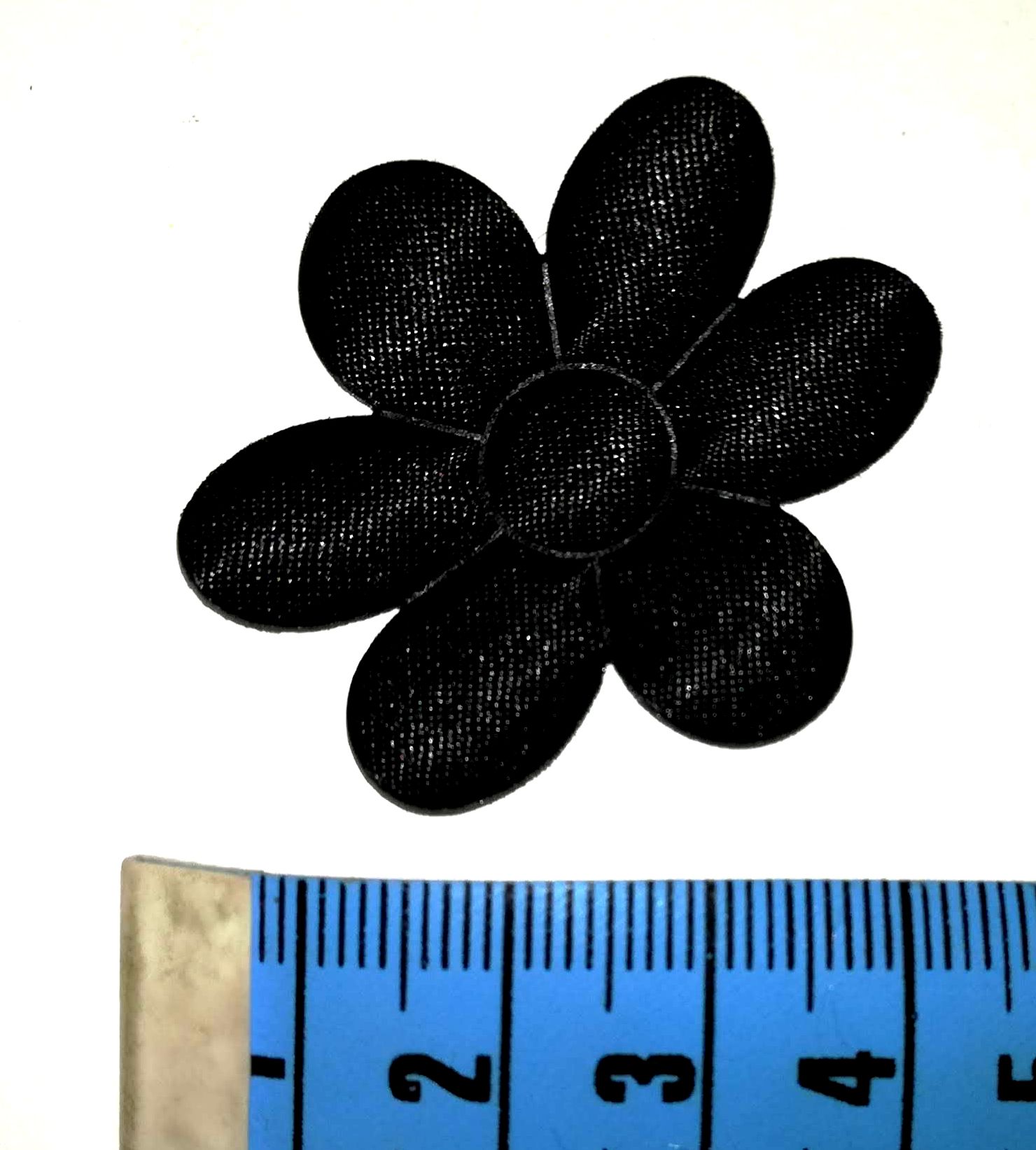 Szatén virág 45 mm fekete színben (2D) . 30 Ft/db ( 5 db-tól)