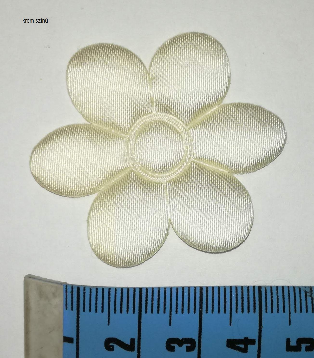 Szatén virág 45 mm világos krém színben (2D) . 30 Ft/db ( 5 db-tól)
