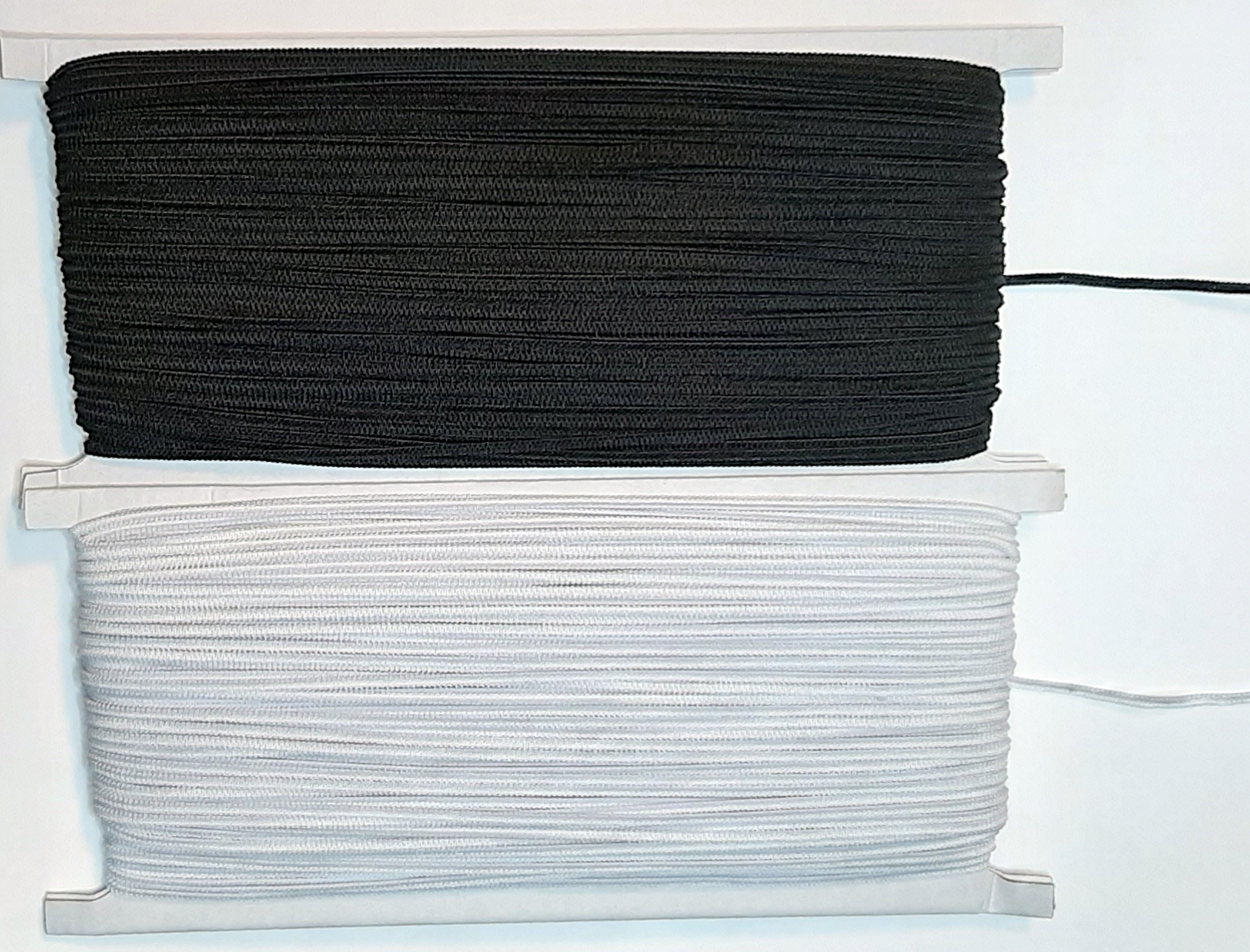 Gumipertli 3 mm laza, raschel szövésű fekete vagy fehér.(100%)  89Ft/m ( 100 m)