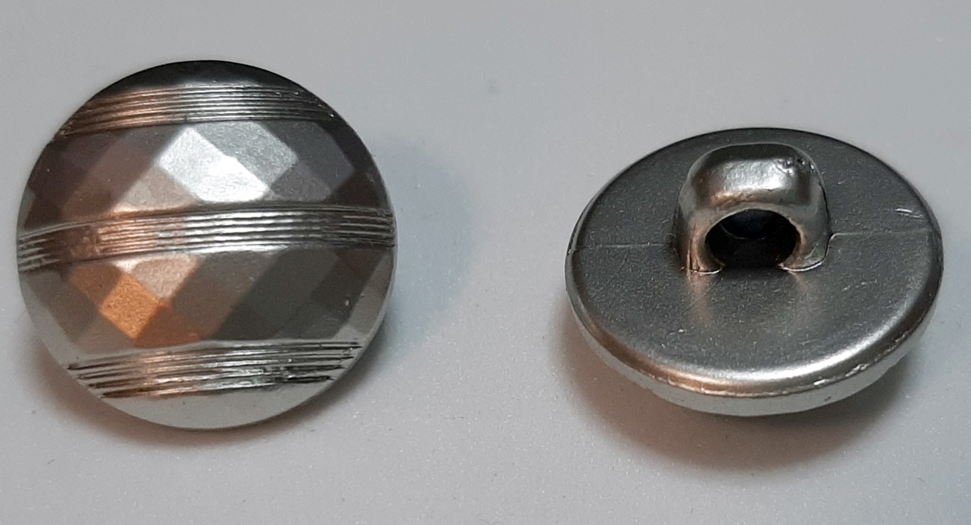 Pitykegomb műanyag 15 mm matt ezüst, magából mintás, 30 Ft/db (10 db-tól)