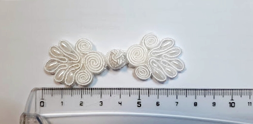 Kész paszománygombolás 7,5 cm  gyöngyös fehér színű. 250 Ft / pár