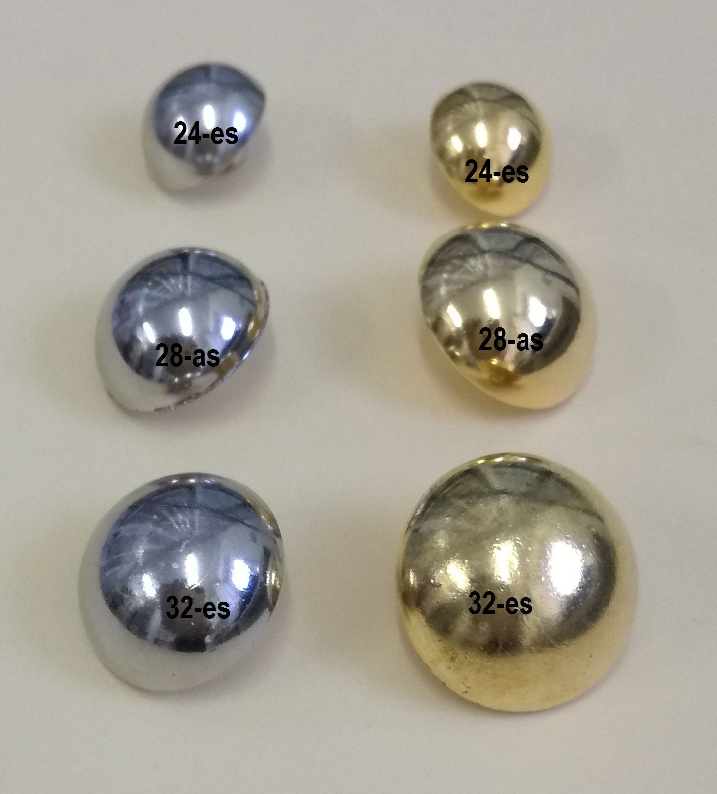 Pitykegomb (műanyag) ¤ 20 mm, (32-es) arany vagy ezüst, 60 Ft/db (25 db-tól)