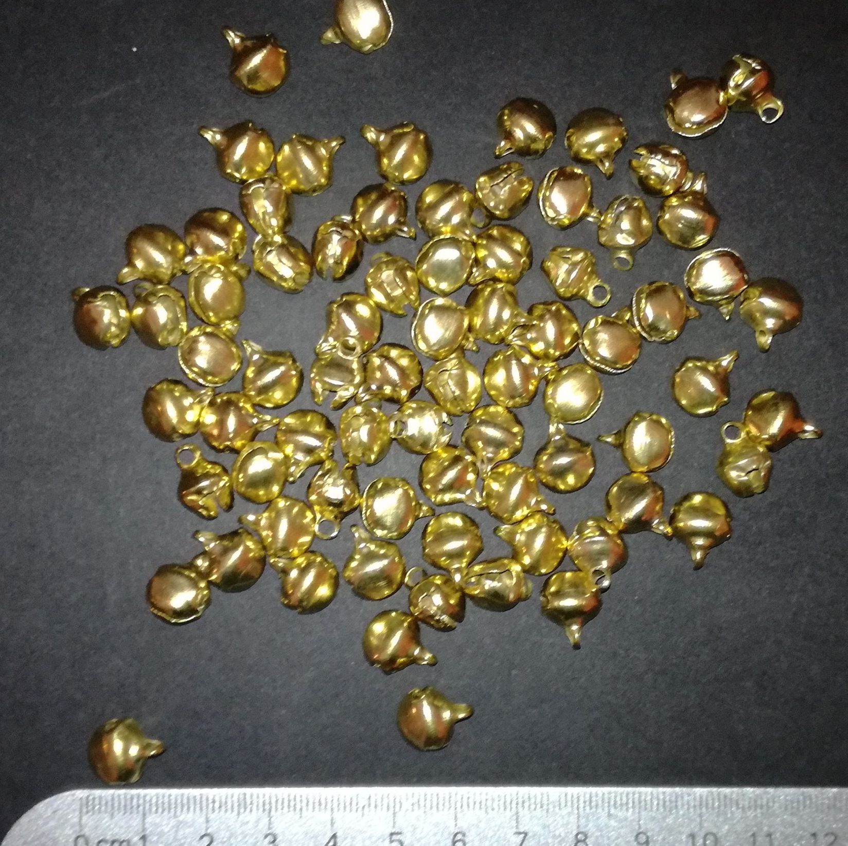 Kolomp pergő, arany, 10 mm gömb alakú, fűzőlyukkal,  75 db/doboz 690 Ft/doboz