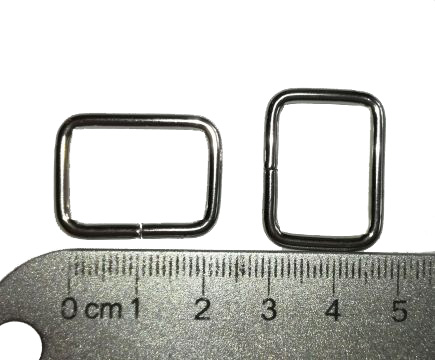Szögletes fém bújtató méret: 20x14 mm, (pálca nélkül) 40 Ft / db (25 db)