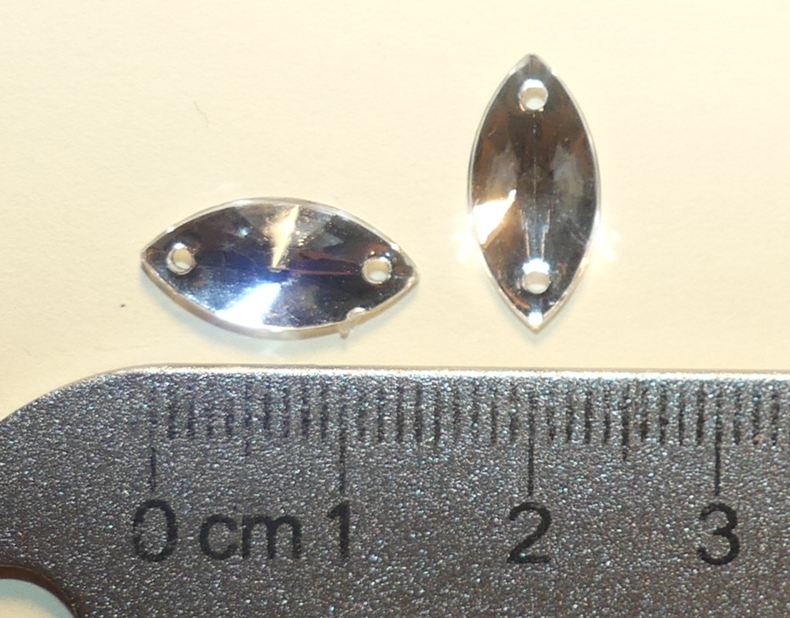 Akrillkő zabszem alakú 15x7 mm, varrható, ezüst. 24 Ft/db