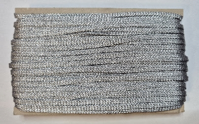 Mentezsinór, paszományzsinór 5 mm széles, ezüst lurexes. Elegáns 50 m 