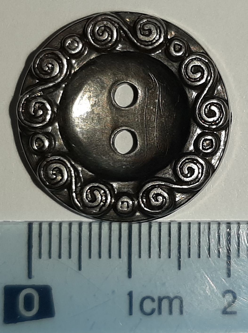 Indás gomb, sötét ezüst színű kétlyukú átvarrós, 20 mm. 40 Ft ( 20 db-tól) 