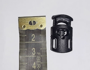 Zsinór szabályozó egylyukú, 20 mm, síp alakú 2 füllel. 30 Ft/db  (100 db/cs)