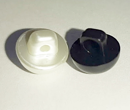 Pitykegomb műanyag 11 mm fehér vagy fekete (18-as). 28 Ft/db (20 db-tól)